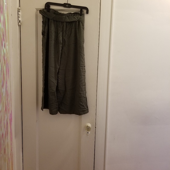 Capris - Picture 2 of 3